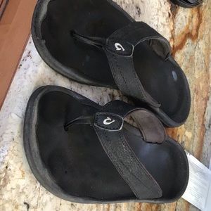 OluKai black flip flop sandals -size 7.5